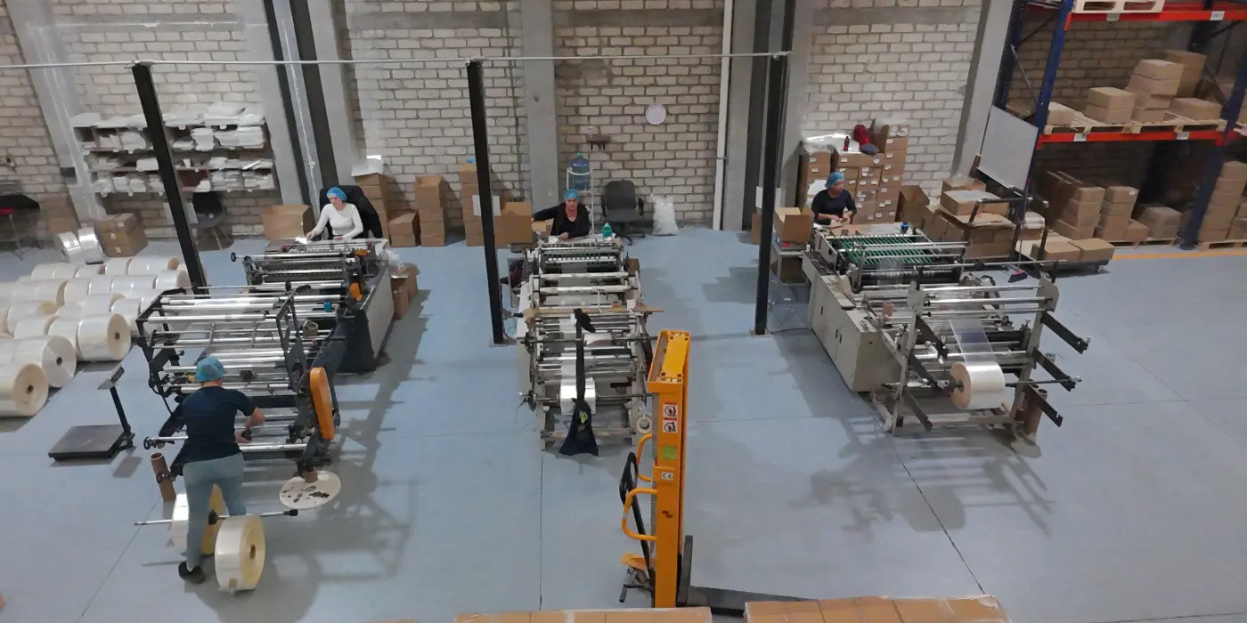 Planta de Bolsa Celofán V&G vista desde arriba, con las máquinas de fabricación de bolsas trabajando