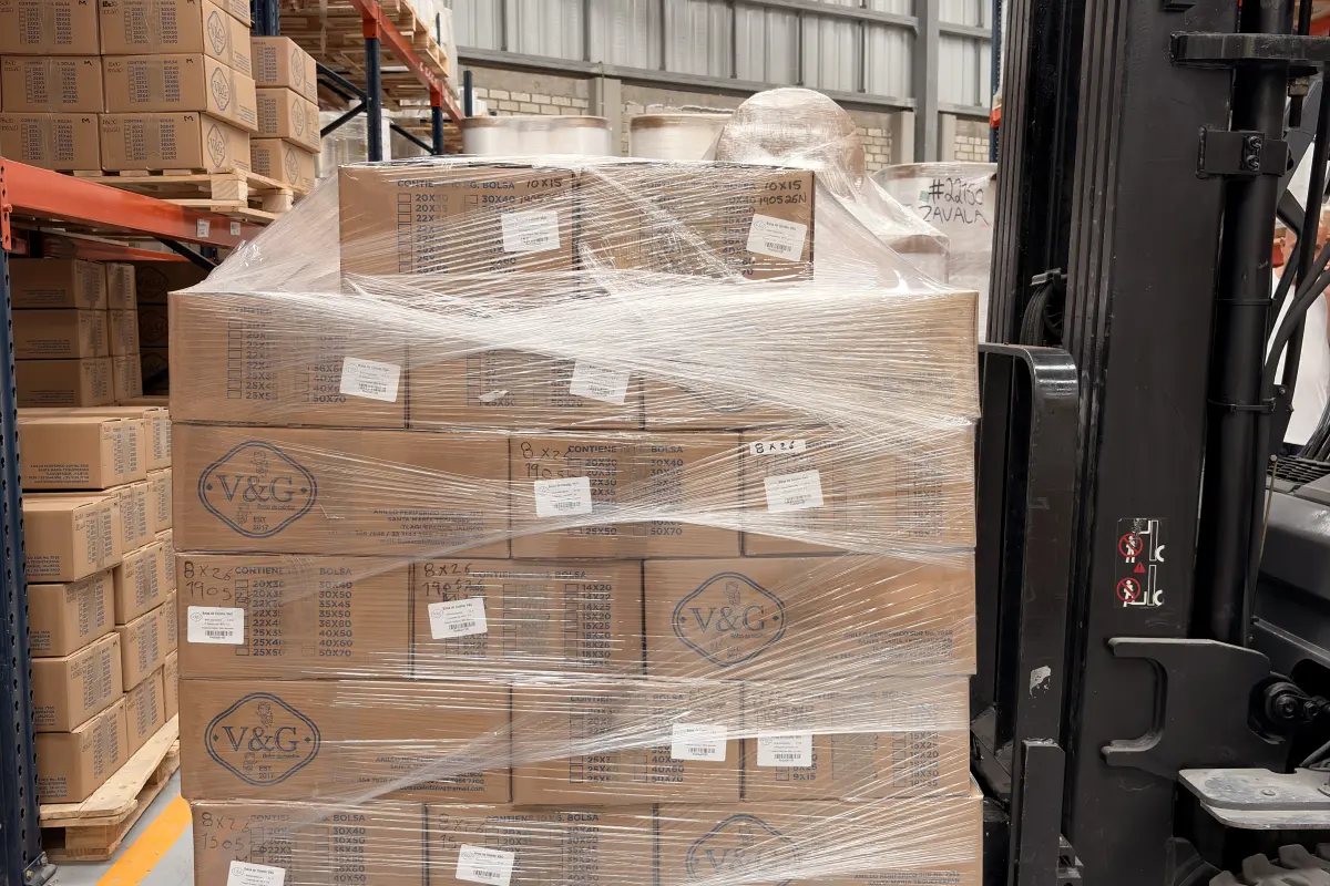 Tarima de cajas de bolsas de celofán emplayada en el almacén